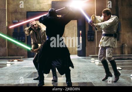 Liam Neeson, Ray Park & Ewan McGregor Film: Star Wars: Episodio i - The Phantom Menace (USA 1999) personaggi: Qui-Gon Jinn, Darth Maul, OBI-WAN Kenobi regista: George Lucas 19 maggio 1999 **ATTENZIONE** questa foto è solo per uso editoriale ed è copyright DI LUCASFILM e/o del fotografo assegnato dalla Film o dalla Società di produzione e può essere riprodotta solo da pubblicazioni in concomitanza con la promozione del suddetto Film. È richiesto un credito obbligatorio per LUCASFILM. Il fotografo deve essere accreditato anche quando è noto. Nessun uso commerciale può essere concesso senza autorizzazione scritta da parte di Foto Stock