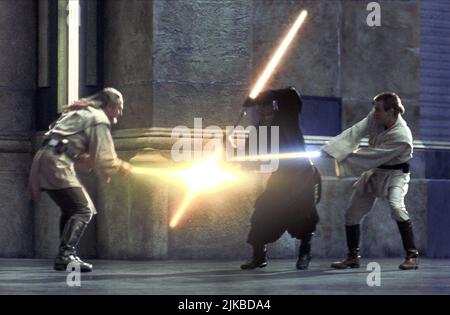 Liam Neeson, Ray Park & Ewan McGregor Film: Star Wars: Episodio i - The Phantom Menace (USA 1999) personaggi: Qui-Gon Jinn, Darth Maul, OBI-WAN Kenobi regista: George Lucas 19 maggio 1999 **ATTENZIONE** questa foto è solo per uso editoriale ed è copyright DI LUCASFILM e/o del fotografo assegnato dalla Film o dalla Società di produzione e può essere riprodotta solo da pubblicazioni in concomitanza con la promozione del suddetto Film. È richiesto un credito obbligatorio per LUCASFILM. Il fotografo deve essere accreditato anche quando è noto. Nessun uso commerciale può essere concesso senza autorizzazione scritta da parte di Foto Stock