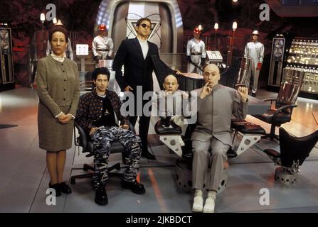 Mindy Sterling, Seth Green, Rob Lowe, Verne Troyer & Mike Myers Film: Austin Powers: The Spy Who Shagged Me; Austin Powers 2 (USA 1999) personaggi: Frau Farbissina, Scott Evil, Young Number Two, Mini-Me, Austin Powers Director: Jay Roach 08 Giugno 1999 **ATTENZIONE** questa fotografia è solo per uso editoriale ed è il copyright del CINEMA DI NUOVA LINEA e/o del fotografo assegnato dalla Società di produzione e film e può essere riprodotto solo da pubblicazioni in concomitanza con la promozione del suddetto Film. È richiesto un credito obbligatorio per IL CINEMA DI NUOVA LINEA. Anche il fotografo dovrebbe essere un credito Foto Stock