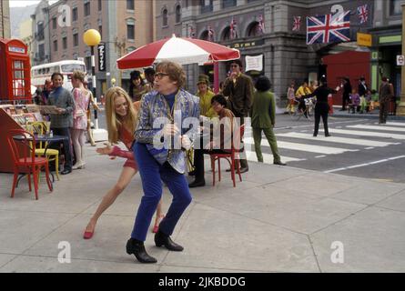 Heather Graham & Mike Myers Film: Austin Powers: The Spy Who Shagged Me; Austin Powers 2 (USA 1999) personaggi: Felicity Shagwell, Austin Powers Director: Jay Roach 08 Giugno 1999 **ATTENZIONE** questa fotografia è solo per uso editoriale ed è il copyright del CINEMA DI NUOVA LINEA e/o del fotografo assegnato dalla Società di produzione e film e può essere riprodotto solo da pubblicazioni in concomitanza con la promozione del suddetto Film. È richiesto un credito obbligatorio per IL CINEMA DI NUOVA LINEA. Il fotografo deve essere accreditato anche quando è noto. Nessun uso commerciale può essere concesso senza autorizzazione scritta Foto Stock