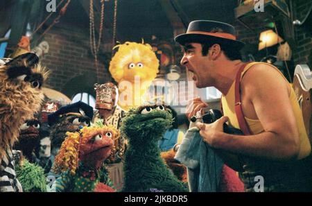 Oscar, Big Bird & Mandy Patinkin Film: The Adventures of Elmo in Grouchland (1999) personaggi: ,Big Bird & Huxley regista: Gary Halvorson 19 maggio 1999 **AVVISO** questa fotografia è solo per uso editoriale ed è il copyright delle IMMAGINI COLUMBIA e/o del fotografo assegnato dalla Film o dalla Production Company e può essere riprodotto solo da pubblicazioni in concomitanza con la promozione del suddetto Film. È richiesto un credito obbligatorio per LE IMMAGINI COLUMBIA. Il fotografo deve essere accreditato anche quando è noto. Nessun uso commerciale può essere concesso senza l'autorizzazione scritta della Film Company. Foto Stock