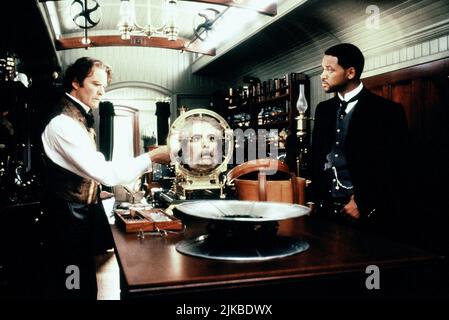 Kevin Kline & Will Smith Film: Wild Wild West (1999) personaggi: Maresciallo statunitense Artemus Gordon & Capt. James West regista: Barry Sonnenfeld 30 Giugno 1999 **AVVISO** questa fotografia è solo per uso editoriale ed è copyright di WARNER BROS e/o del fotografo assegnato dalla Film o dalla Production Company e può essere riprodotta solo da pubblicazioni in concomitanza con la promozione del suddetto Film. È richiesto un credito obbligatorio per WARNER BROS. Il fotografo deve essere accreditato anche quando è noto. Nessun uso commerciale può essere concesso senza l'autorizzazione scritta della Film Company. Foto Stock