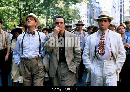 Cary Elwes, Hank Azaria & Angus Macfadyen Film: Cradle Will Rock (1999) personaggi: John Houseman, Marc Blitzstein & Orson Welles regista: Tim Robbins 18 maggio 1999 **AVVISO** questa foto è solo per uso editoriale ed è il copyright delle IMMAGINI TOUCHSTONE e/o del fotografo assegnato dalla Film o dalla Società di produzione e può essere riprodotto solo da pubblicazioni in concomitanza con la promozione del suddetto Film. È richiesto un credito obbligatorio per LE IMMAGINI TOUCHSTONE. Il fotografo deve essere accreditato anche quando è noto. Nessun uso commerciale può essere concesso senza autorizzazione scritta da t Foto Stock