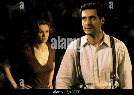 Emily Watson & John Turturro Film: Cradle Will Rock (1999) personaggi: Olive Stanton & Aldo Silvano regista: Tim Robbins 18 maggio 1999 **AVVISO** questa foto è solo per uso editoriale ed è il copyright delle IMMAGINI TOUCHSTONE e/o del fotografo assegnato dalla Film o dalla Società di produzione e può essere riprodotto solo da pubblicazioni in concomitanza con la promozione del suddetto Film. È richiesto un credito obbligatorio per LE IMMAGINI TOUCHSTONE. Il fotografo deve essere accreditato anche quando è noto. Nessun uso commerciale può essere concesso senza l'autorizzazione scritta della Film Company. Foto Stock