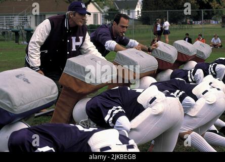 Richard Gere & Christopher Meloni Film: Runaway Bride (USA 1999) personaggi: IKE Graham & Coach Bob Kelly regista: Garry Marshall 25 luglio 1999 **AVVISO** questa fotografia è solo per uso editoriale ed è copyright delle IMMAGINI TOUCHSTONE e/o del fotografo assegnato dalla Film o dalla Società di produzione e può essere riprodotta solo da pubblicazioni in concomitanza con la promozione del suddetto Film. È richiesto un credito obbligatorio per LE IMMAGINI TOUCHSTONE. Il fotografo deve essere accreditato anche quando è noto. Nessun uso commerciale può essere concesso senza l'autorizzazione scritta della Film Company. Foto Stock