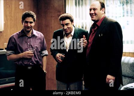 Michael Imperioli, Steve Van Zandt & James Gandolfini Televisione: I Soprani : Stagione 1 (Serie TV) personaggi: Christopher Moltisanti,Silvio Dante & Tony Soprano USA 1999-2007, / 1. Staffel, Stagione 1 10 Gennaio 1999 **ATTENZIONE** questa fotografia è solo per uso editoriale ed è il copyright di HBO e/o del fotografo assegnato dalla Film o dalla Società di produzione e può essere riprodotta solo da pubblicazioni in concomitanza con la promozione del suddetto Film. È richiesto un credito obbligatorio per HBO. Il fotografo deve essere accreditato anche quando è noto. Nessun uso commerciale può essere concesso senza w Foto Stock