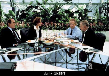 Richard Jenkins, Kristin Scott Thomas & Paul Guilfoyle Film: Random Hearts (USA 1999) personaggi: Kay Chandler / Literaturverfilmung (basato sul libro di Warren Adler) regista: Sydney Pollack 03 ottobre 1999 **AVVISO** questa foto è solo per uso editoriale ed è il copyright delle IMMAGINI COLUMBIA e/o del fotografo assegnato dalla Film or Production Company e può essere riprodotto solo da pubblicazioni in concomitanza con la promozione del suddetto Film. È richiesto un credito obbligatorio per LE IMMAGINI COLUMBIA. Il fotografo deve essere accreditato anche quando è noto. Non può essere utilizzato a fini commerciali Foto Stock