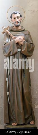 MATERA, ITALIA - 7 MARZO 2022: La statua policroma scolpita di San Francesco d'Assisi nella chiesa Chiesa di San Francesco d'Assisi Foto Stock