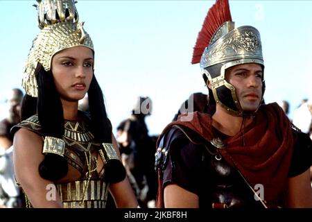 Leonor Varela & Billy Zane Film: Cleopatra (TV-Miniserie) personaggi: Cleopatra & Marc Antony USA/De 1999, Direttore: Franc Roddam 23 maggio 1999 **AVVISO** questa fotografia è solo per uso editoriale ed è copyright di ABC e/o del fotografo assegnato dalla Film o dalla Production Company e può essere riprodotta solo da pubblicazioni in concomitanza con la promozione del suddetto Film. È richiesto un credito obbligatorio per ABC. Il fotografo deve essere accreditato anche quando è noto. Nessun uso commerciale può essere concesso senza l'autorizzazione scritta della Film Company. Foto Stock