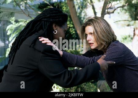 Whoopi Goldberg & Michelle Pfeiffer Film: The Deep End of the Ocean (1999) personaggi: Candy Bliss, Beth Cappadora regista: Ulu Gorbard 12 marzo 1999 **AVVISO** questa fotografia è solo per uso editoriale ed è copyright DI COLUMBIA e/o del fotografo assegnato dalla Film o dalla Production Company e può essere riprodotta solo da pubblicazioni in concomitanza con la promozione del suddetto Film. È richiesto un credito obbligatorio per COLUMBIA. Il fotografo deve essere accreditato anche quando è noto. Nessun uso commerciale può essere concesso senza l'autorizzazione scritta della Film Company. Foto Stock