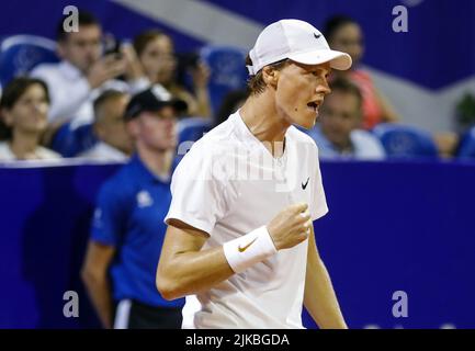 (220801) -- UMAGO, 1 agosto 2022 (Xinhua) -- Jannik Sinner d'Italia celebra durante la finale maschile dei singoli contro Carlos Alcaraz di Spagna al torneo di tennis Croatia Open 2022 di Umago, Croazia, 31 luglio 2022. (Jurica Galoic/PIXSELL via Xinhua) Foto Stock