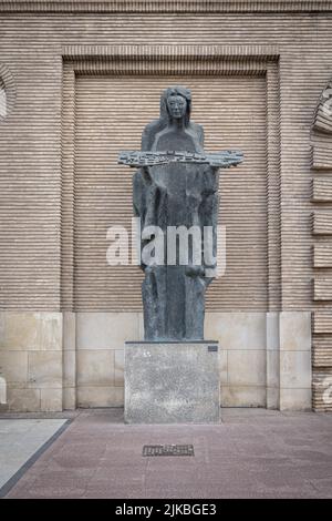 SARAGOZZA, SPAGNA-15 MAGGIO 2021: Statua di bronzo di Angelo de la Ciudad di Pablo Serrano (1965) Foto Stock