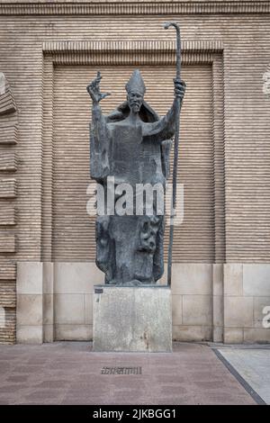 SARAGOZZA, SPAGNA-15 MAGGIO 2021: Statua di bronzo di San Valero di Pablo Serrano (1965) Foto Stock