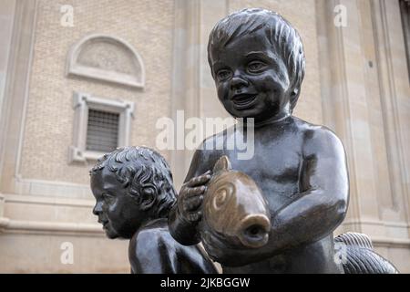 SARAGOZZA, SPAGNA-15 MAGGIO 2021: Statua di bronzo di un ragazzo con un pesce - la fontana in Plaza del Pillar Foto Stock