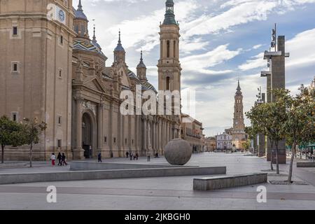 SARAGOZZA, SPAGNA-15 MAGGIO 2021: Plaza de Nuestra Senora del Pilar al mattino Foto Stock