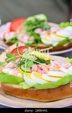 sandwich di gamberi freschi con maionese all'uovo e verdure Foto Stock