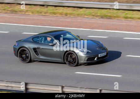 2021 Grigio Porsche Boxster Cayman PDK 1988 cc 7-Speed benzina sportscar; viaggiando sulla M6 autostrada, Manchester, Regno Unito Foto Stock