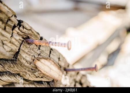 I resti della casa bruciata. Rovinato e crollato casa bruciato e danneggiato nel fuoco con resti di legno di rinforzo pali di tetto selezionare Foto Stock