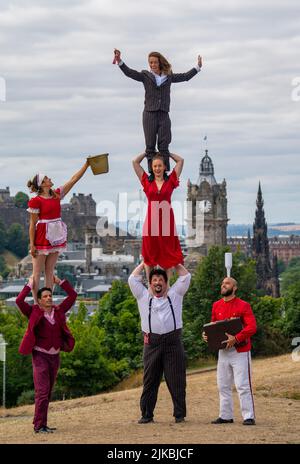 Edimburgo, Scozia, Regno Unito. 1st agosto 2022. I titolari del Guinness World Record, Lost in Translation Circus, si esibiscono su Calton Hill. Questa compagnia di circo eseguirà il divertente e acclamato spettacolo di famiglia Hotel Paradiso al Circus Hub in tutta l'Edinburgh Fringe. Iain Masterton/Alamy Live News Foto Stock