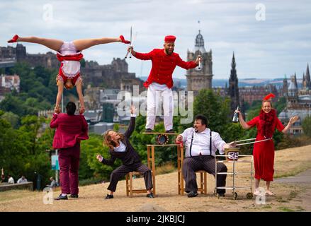 Edimburgo, Scozia, Regno Unito. 1st agosto 2022. I titolari del Guinness World Record, Lost in Translation Circus, si esibiscono su Calton Hill. Questa compagnia di circo eseguirà il divertente e acclamato spettacolo di famiglia Hotel Paradiso al Circus Hub in tutta l'Edinburgh Fringe. Iain Masterton/Alamy Live News Foto Stock