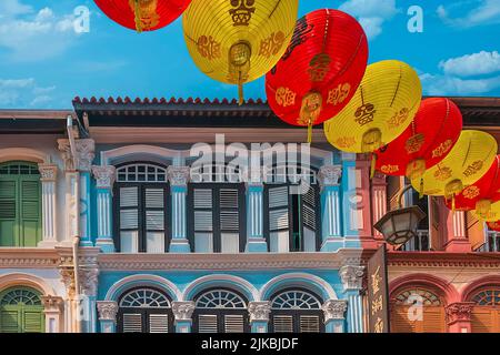 Casa tradizionale nella Chinatown di Singapore con Lanterne Cinesi Foto Stock