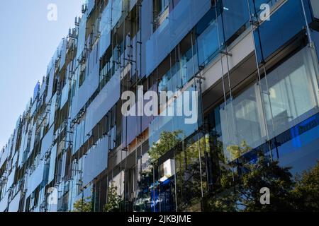 Complesso manto esterno costituito da vetri colorati, impilati l'uno sull'altro, un rilievo composto da colori e forme nel nuovo ufficio di Novartis Foto Stock