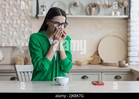 Donna che soffre di depressione seduta e piangere Foto Stock