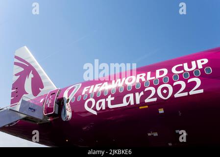 Qatar Airways Boeing 777 aereo di linea aerea al Farnborough International Airshow 2022, con FIFA World Cup Qatar 2022 e logo sul lato Foto Stock