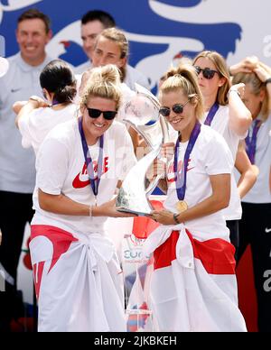 I giocatori inglesi Millie Bright e Rachel Daly con il trofeo durante una festa dei tifosi per commemorare lo storico trionfo femminile inglese DI EURO 2022 a Trafalgar Square, Londra. Data foto: Lunedì 1 agosto 2022. Foto Stock