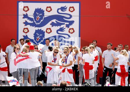 I giocatori inglesi sul palco, tra cui Millie Bright e Rachel Daly, con il trofeo durante una festa dei tifosi per commemorare lo storico trionfo femminile inglese DI EURO 2022 a Trafalgar Square, Londra. Data foto: Lunedì 1 agosto 2022. Foto Stock