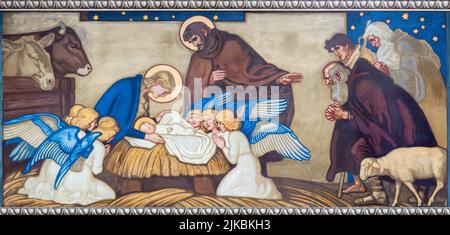 ZURIGO, SVIZZERA - 1 LUGLIO 2022: L'affresco dell'Adorazione dei Pastori nella chiesa Pfarrkirche Liebfrauen di Fritz Kunz (1906). Foto Stock