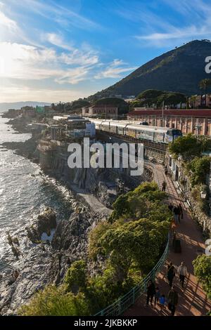 Vista in alto sulla costa con la Promenade Anita Garibaldi e la stazione ferroviaria di Nervi, Genova, Liguria, Italia Foto Stock