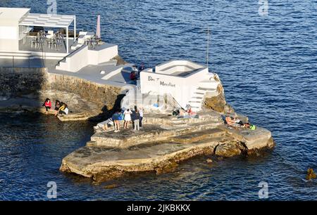 Vista elevata di persone che hanno aperitivo in un bar all'aperto su una scogliera sul mare, passeggiata Anita Garibaldi, Nervi, Genova, Liguria, Italia Foto Stock