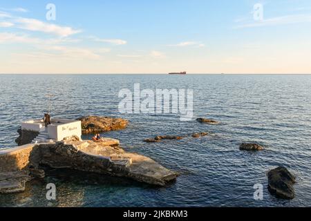 Vista elevata di persone che hanno aperitivo in un bar all'aperto su una scogliera sul mare, passeggiata Anita Garibaldi, Nervi, Genova, Liguria, Italia Foto Stock