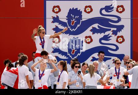 Il Rachel Daly inglese è portato sul palco durante una festa dei tifosi per commemorare lo storico trionfo delle Donne della UEFA EURO 2022 a Trafalgar Square, Londra. Data foto: Lunedì 1 agosto 2022. Foto Stock