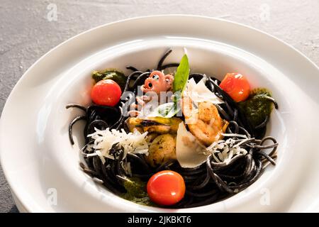 ristorante di cucina fresca di pasta nera pomodoro Foto Stock