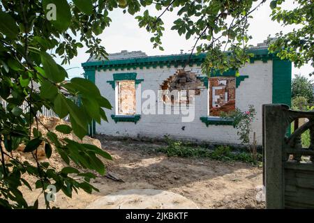 REGIONE DI KYIV, UCRAINA - 31 LUGLIO 2022 - la casa della famiglia Shevchuk nella comunità territoriale di Makariv distrutta a causa di un bombardamento da parte dei russi Foto Stock