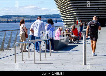 Dundee, Tayside, Scozia, Regno Unito. 1st ago 2022. UK Meteo: Le temperature nel Nord Est della Scozia hanno raggiunto i 20°C, inizia l'ondata di caldo di agosto. I turisti e i residenti locali sono fuori e circa le visite turistiche mentre godendo il bel tempo e comprare i coni del gelato, le bevande fredde e i caffè fuori del V&A Design Museum presso i venditori di cibo di Heather Street lungo Dundee's Waterfront Development Project. Credit: Dundee Photographics/Alamy Live News Foto Stock