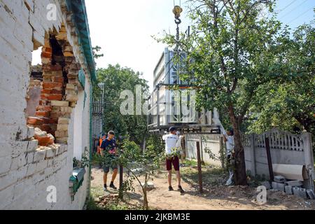 KYIV REGIONE, UCRAINA - 31 LUGLIO 2022 - la costruzione di una casa modulare per Olena Shevchuk e suo figlio Mykhailo, 13, la cui casa è stata distrutta come a Foto Stock