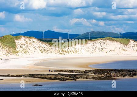 Camminatori sul Ballinreavy Strand accanto alla riserva naturale di Sheskinmore. Sheskinmore si riferisce ad una grande area di dune di sabbia, lago e palude che si trova tra Ki Foto Stock