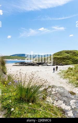 Camminatori sul Ballinreavy Strand accanto alla riserva naturale di Sheskinmore. Sheskinmore si riferisce ad una grande area di dune di sabbia, lago e palude che si trova tra Ki Foto Stock