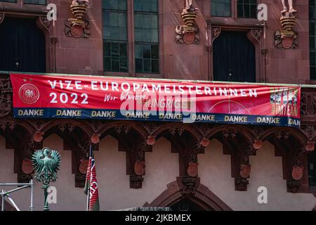 Francoforte, Germania. 01st ago 2022. Banner VIZE-EUROPAMEISTERINNEN durante la ricezione della nazionale tedesca di calcio femminile dopo la UEFA Womens Euro in Inghilterra al balcone del municipio Roemer a Francoforte sul meno, Germania. (Foto: Norina Toenges/Sports Press Photo/C - UN'ORA DI SCADENZA - ATTIVA FTP SOLO SE LE IMMAGINI HANNO MENO DI UN'ORA - Alamy) credito: SPP Sport Press Photo. /Alamy Live News Foto Stock