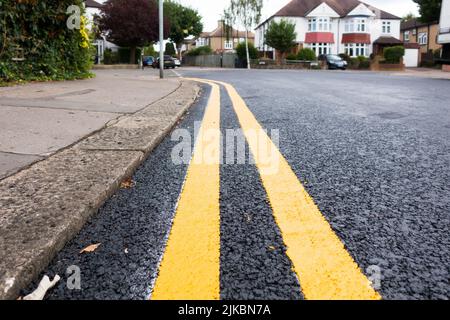 Marcatura con linea gialla doppia sull'avvicinamento a una svolta in via britannica Foto Stock