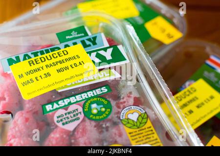 Adesivo giallo etichettato frutta nel supermercato per ridurre gli sprechi di cibo Foto Stock