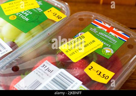 Adesivo giallo etichettato frutta nel supermercato per ridurre gli sprechi di cibo Foto Stock