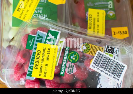 Adesivo giallo etichettato frutta nel supermercato per ridurre gli sprechi di cibo Foto Stock