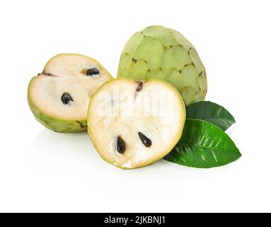Frutta Cherimoya intera e parziale isolata su sfondo bianco, percorso di taglio incluso Foto Stock