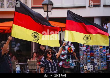 Francoforte, Germania. 01st ago 2022. Tifosi con bandiere prima della ricezione della nazionale tedesca di calcio femminile dopo l'euro UEFA Womens in Inghilterra al Roemerberg a Francoforte sul meno, Germania. (Foto: Norina Toenges/Sports Press Photo/C - UN'ORA DI SCADENZA - ATTIVA FTP SOLO SE LE IMMAGINI HANNO MENO DI UN'ORA - Alamy) credito: SPP Sport Press Photo. /Alamy Live News Foto Stock