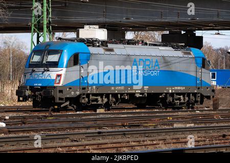 Budapest, Ungheria - 13 marzo 2021: Trasporto ferroviario internazionale. Treno locomotiva alla stazione. Trasporto ferroviario globale e spedizione. Foto Stock