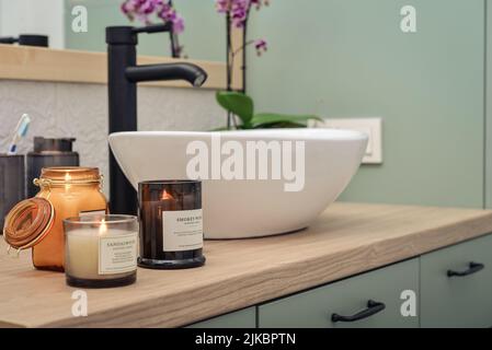 Interno di bel bagno con candele a legna decorate per San